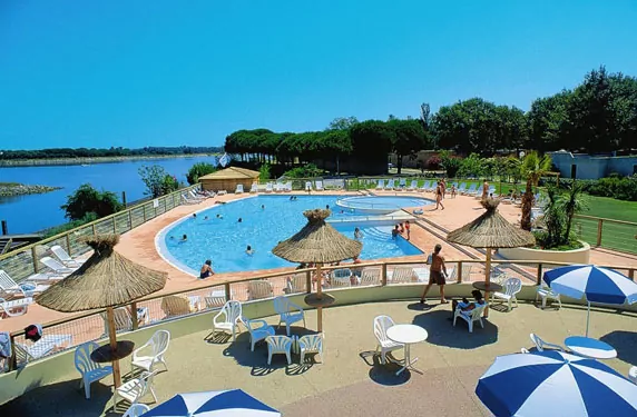 Beau parc de vacances au bord de la plage dans le Languedoc