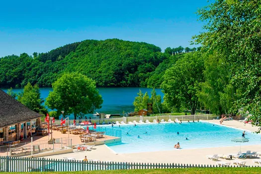 Camping ensoleillée au bord du lac de Selves en Ardèche