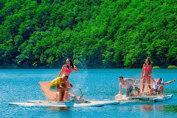 Camping ensoleillée au bord du lac de Selves en Ardèche