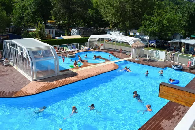 Camping dans les Alpes françaises avec de belles piscines