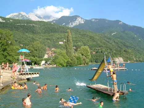 Camping dans les Alpes françaises avec de belles piscines