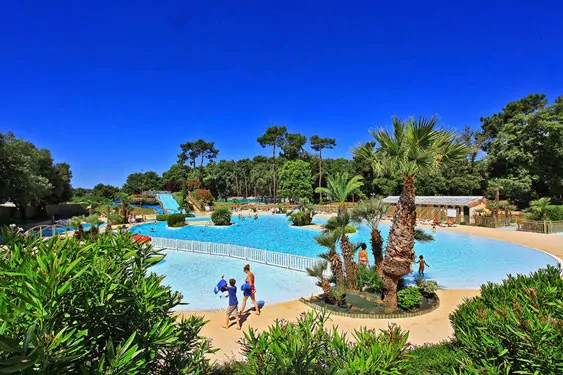 Charmant camping en France près de la mer avec une grande piscine