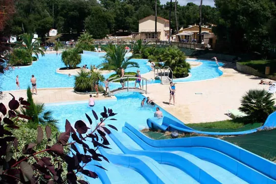 Charmant camping en France près de la mer avec une grande piscine