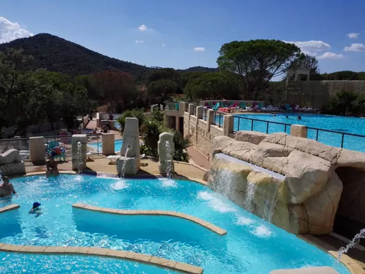 Beau camping dans le sud de la France avec parc aquatique